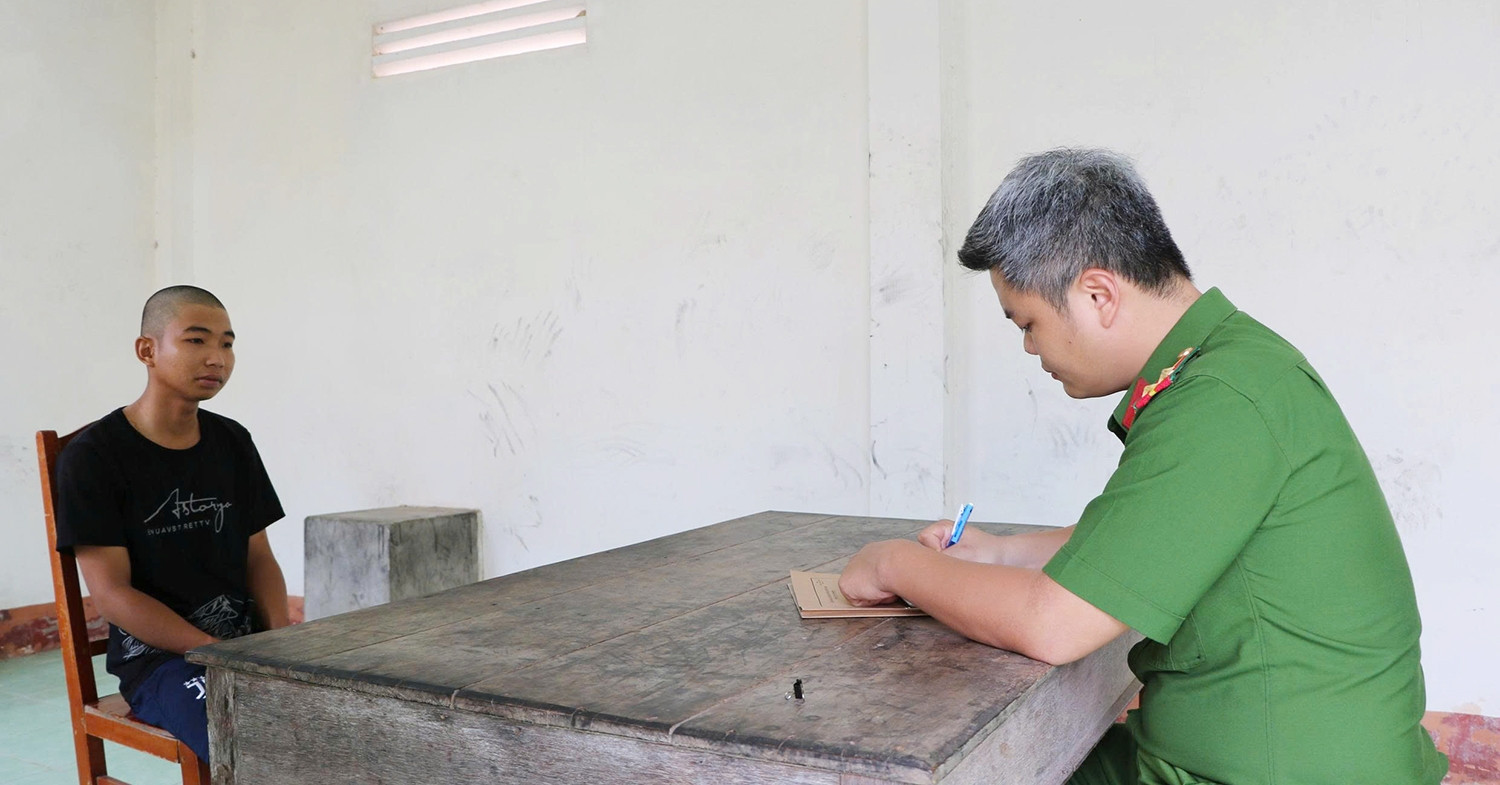 Bước vào phòng ngủ con gái 12 tuổi, cha mẹ phát hiện chuyện đau lòng