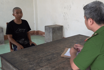 Bước vào phòng ngủ con gái 12 tuổi, cha mẹ phát hiện chuyện đau lòng