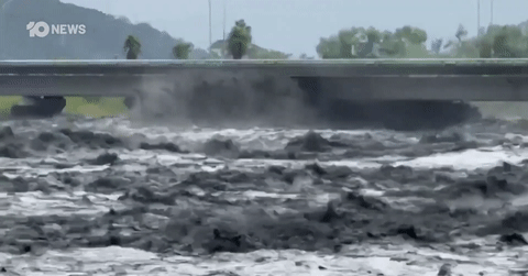 Cầu bị cuốn phăng, hàng trăm người mắc kẹt sau khi hồ chứa vỡ do siêu bão Ragasa