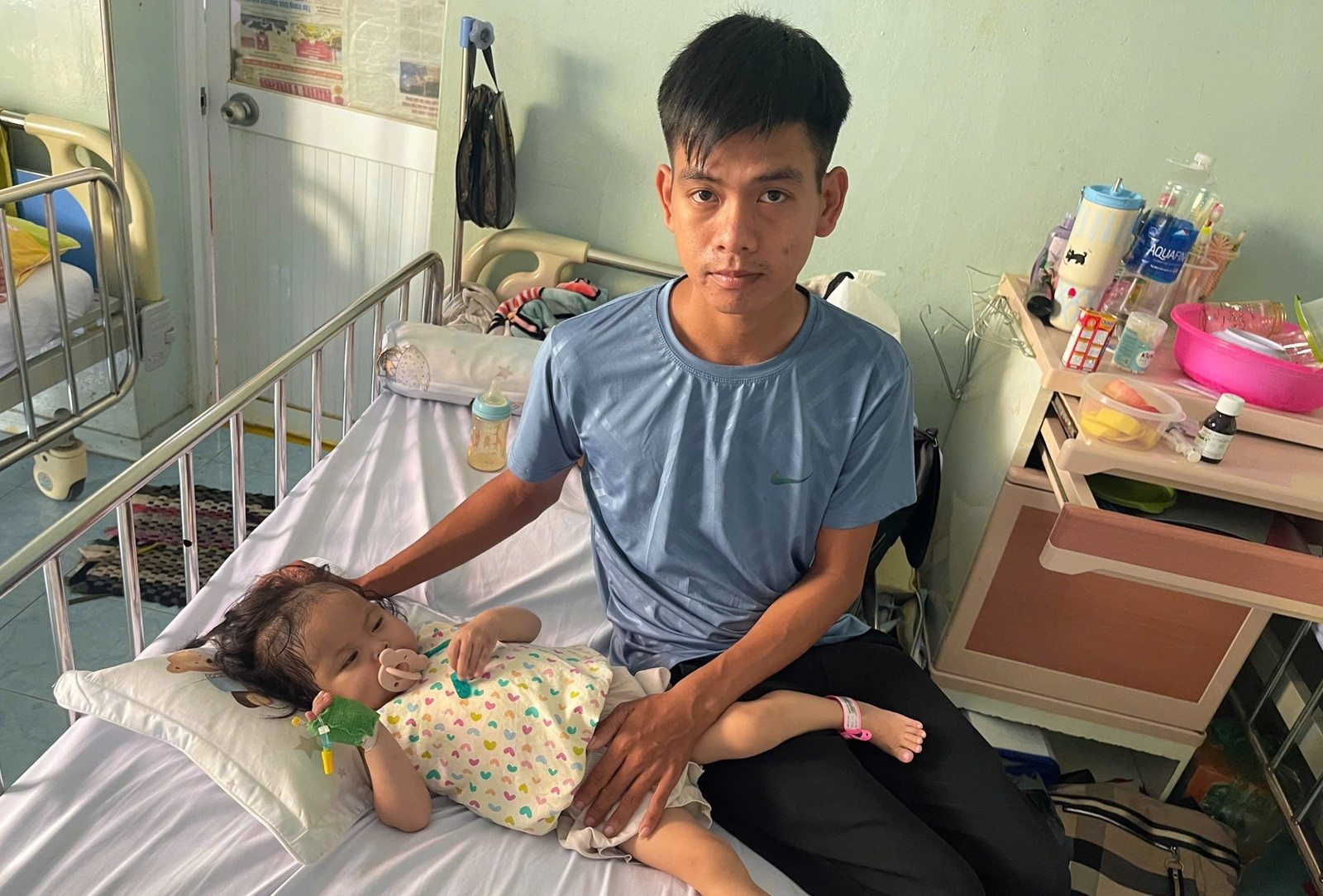 Cha chạy Grab thâu đêm không đủ 200 triệu cứu con gái mắc xơ gan nguy kịch