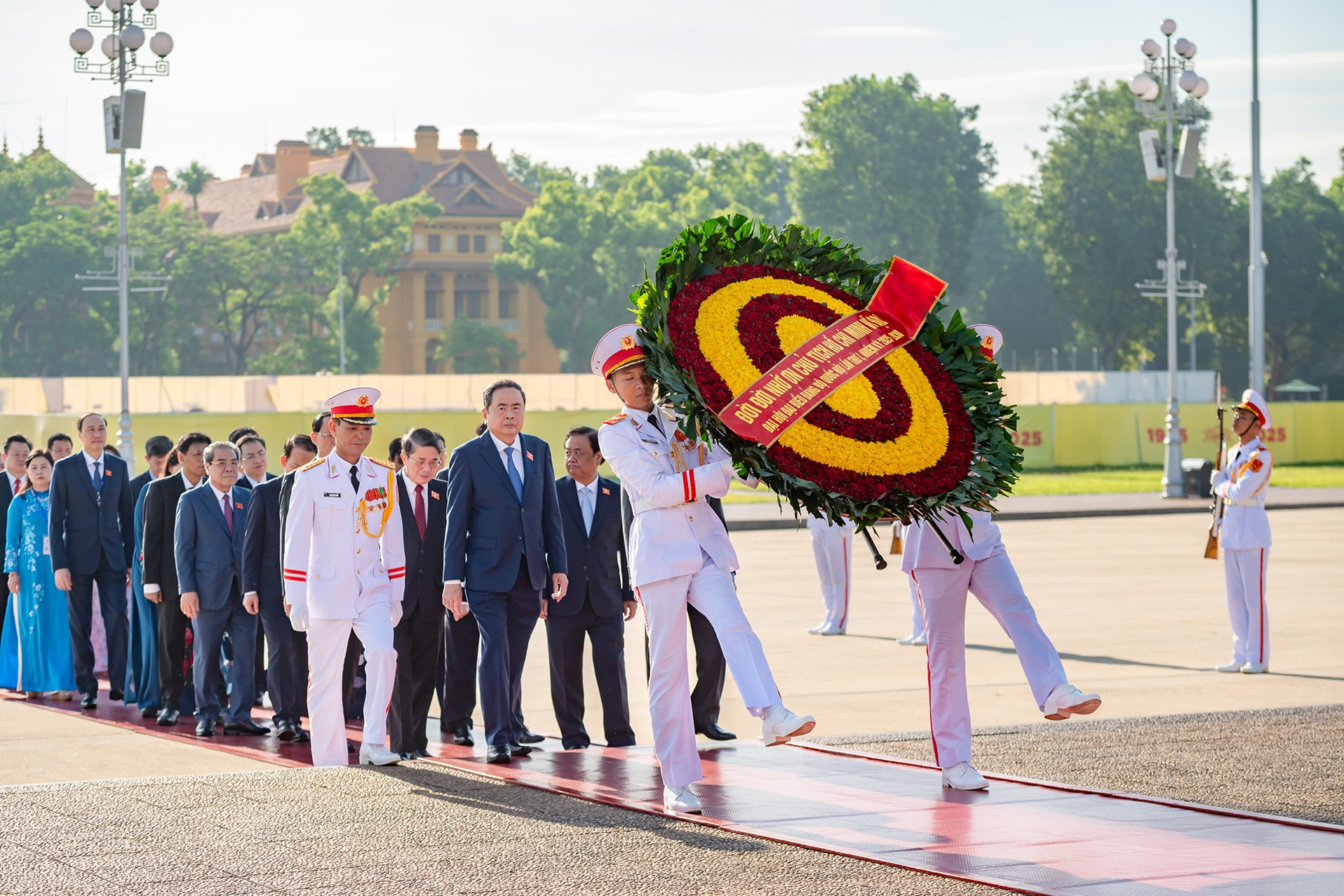 Chủ tịch Quốc hội và 300 đại biểu vào Lăng viếng Chủ tịch Hồ Chí Minh