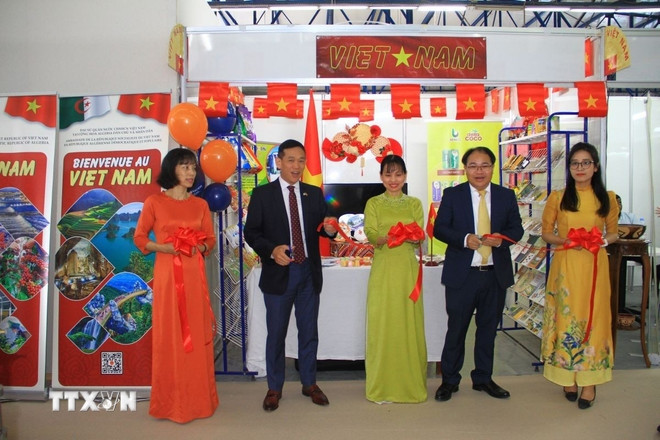 Cơ quan đại diện VN tại Algeria khai trương gian hàng Việt tại Hội chợ Quốc tế Algiers