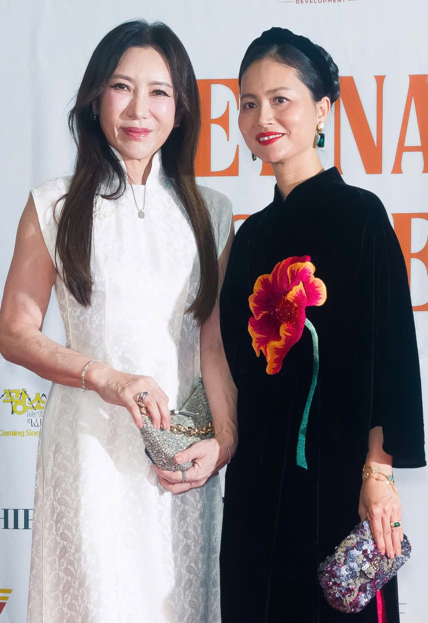 Diễn viên Đỗ Thị Hải Yến (bên phải).jpg