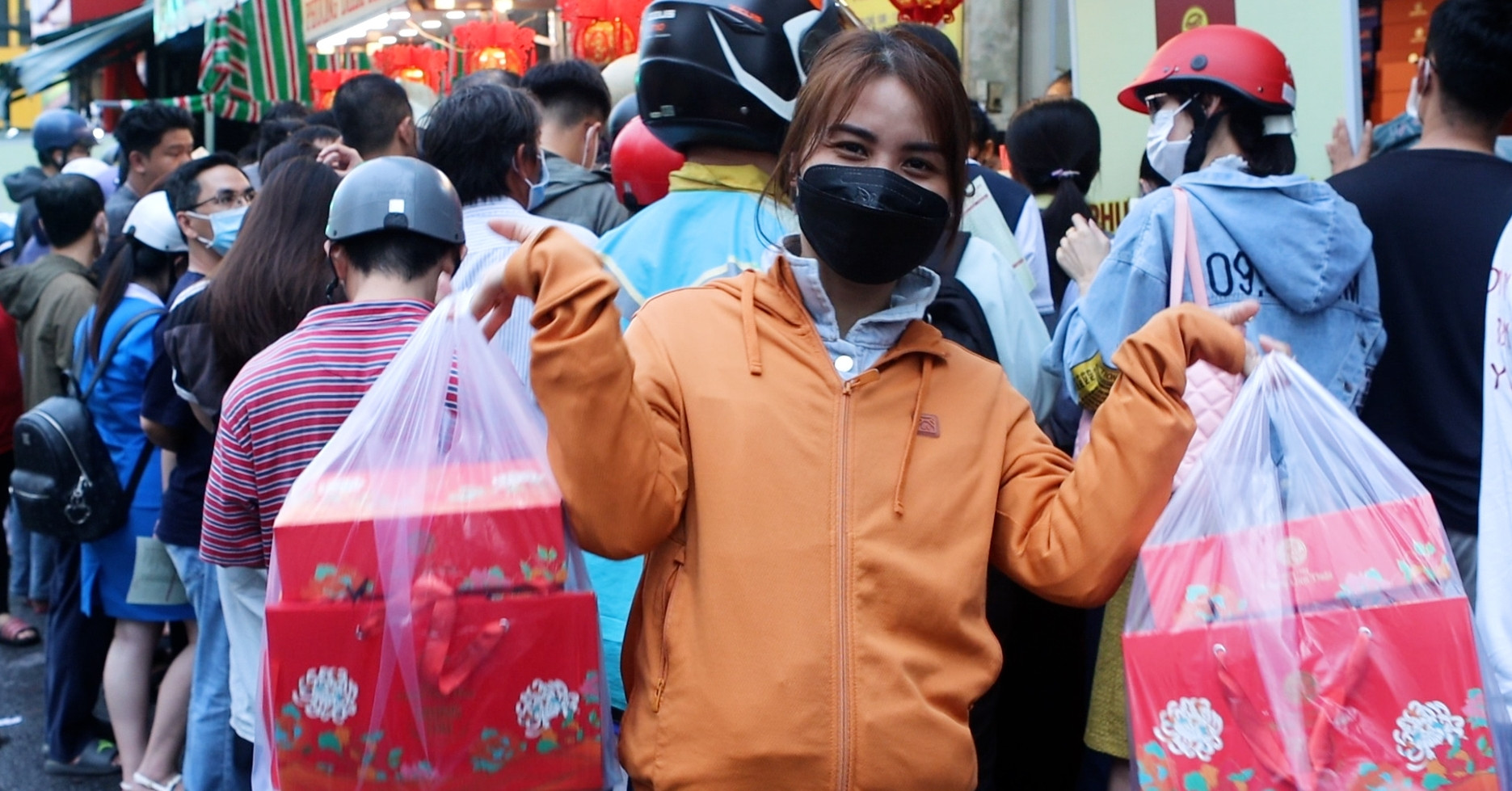 Dòng người xếp hàng dài, tranh nhau mua bánh Trung thu ở cửa hàng 40 năm tuổi