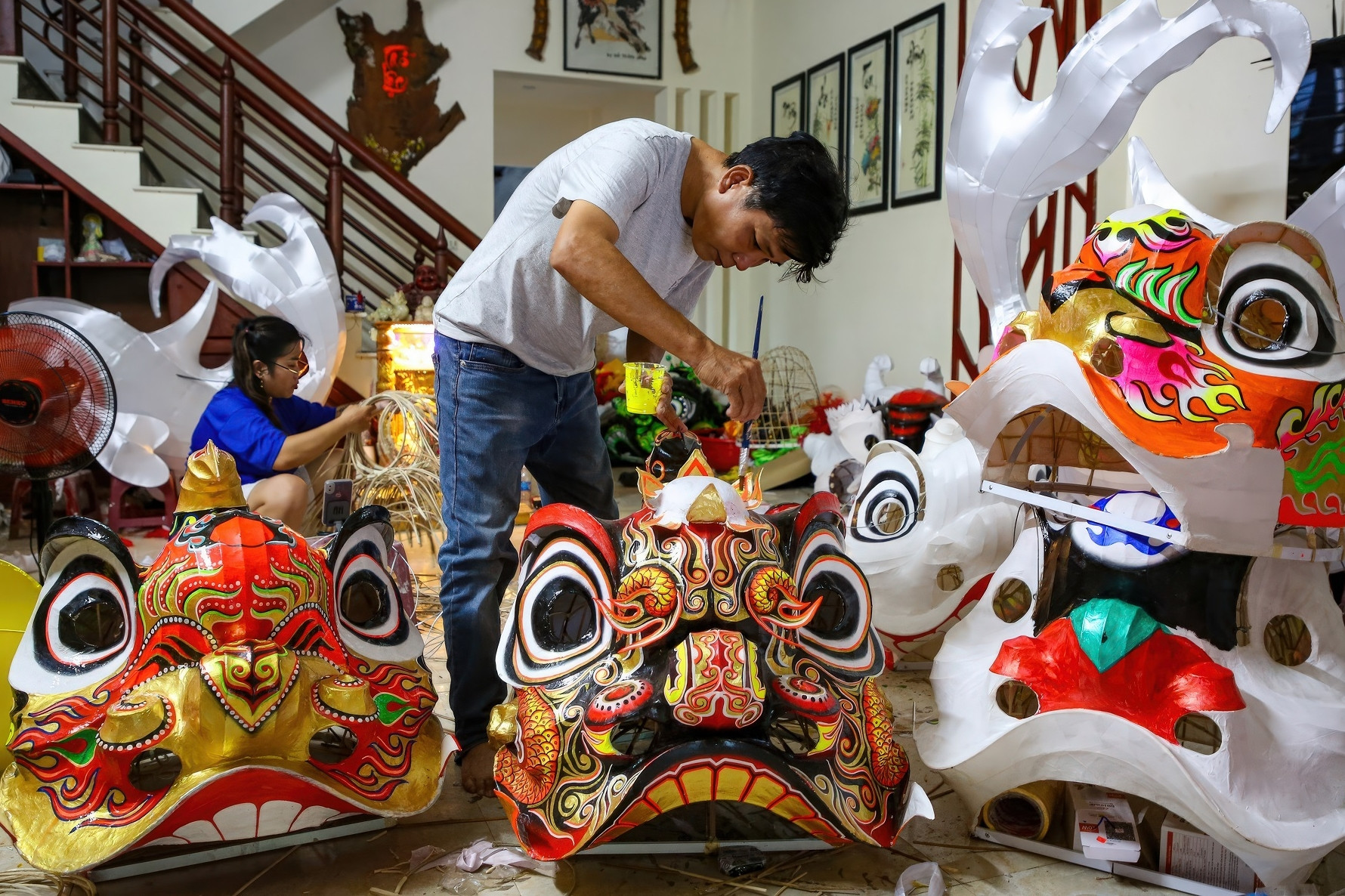 Gia đình hiếm hoi giữ nghề 'khó làm giàu' ở Hội An, tự hào 2 con gái nối nghiệp