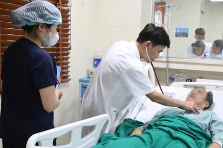 Gọi không thấy bố trả lời, con trai vội đưa đi cấp cứu