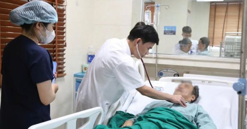 Gọi không thấy bố trả lời, con trai vội đưa đi cấp cứu