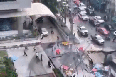 Khoảnh khắc 'hố tử thần' xuất hiện ở Bangkok, nuốt chửng xe cộ