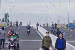 Lần đầu người dân được đi xe máy qua cầu Phong Châu mới