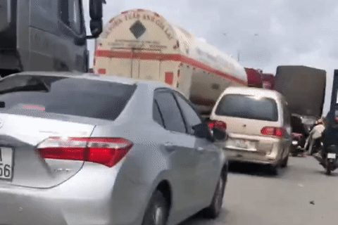 Thót tim cảnh ô tô tràn làn xe máy trên tuyến đường huyết mạch ở TPHCM