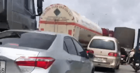 Thót tim cảnh ô tô tràn làn xe máy trên tuyến đường huyết mạch ở TPHCM