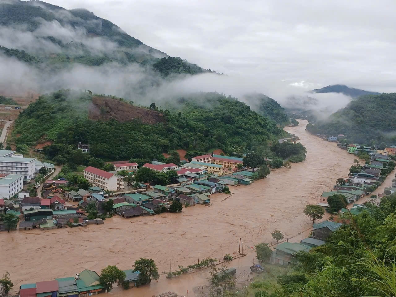 Xã Mường Xén bị ngập sâu, cuốn trôi nhiều căn nhà cùng tài sản của người dân theo dòng lũ - Ảnh: Thanh Hải
