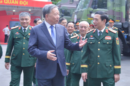 Tổng Bí thư tham quan vũ khí, khí tài tại Đại hội thi đua quyết thắng toàn quân