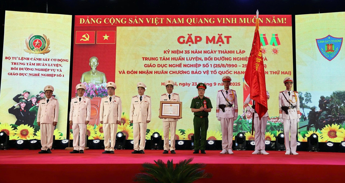 Trung tâm Huấn luyện 1, Bộ Tư lệnh CSCĐ đón nhận Huân chương Bảo vệ Tổ quốc hạng Ba