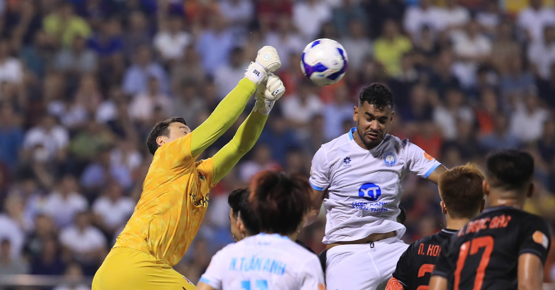 Tuyển Việt Nam: Ai khiến HLV Kim Sang Sik khó xử?