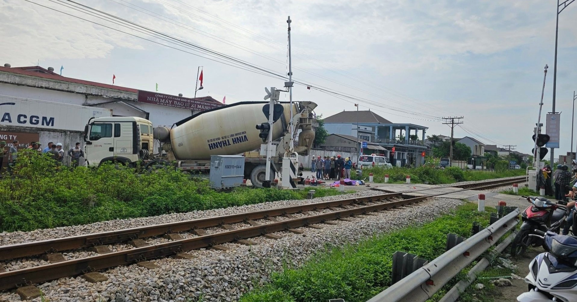 Va chạm với xe bồn trộn bê tông, 2 người phụ nữ tử vong