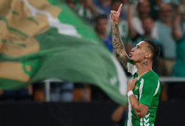 Antony chói sáng, Betis thoát thua ở Europa League