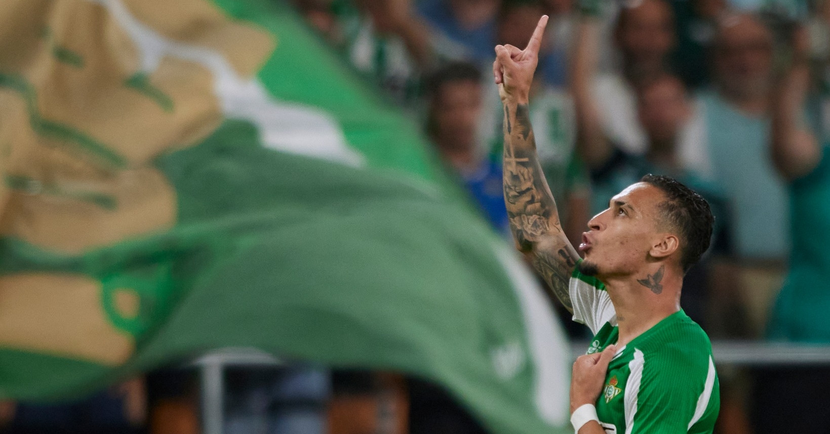 Antony chói sáng, Betis thoát thua ở Europa League