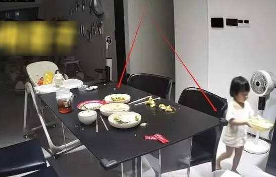 Bé gái 2 tuổi nửa đêm dậy dọn nhà, cha mẹ sốc khi xem camera