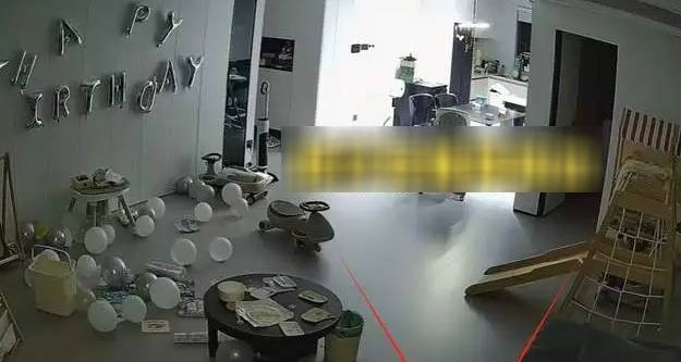 Bé gái 2 tuổi nửa đêm dậy dọn nhà, cha mẹ sốc khi xem camera