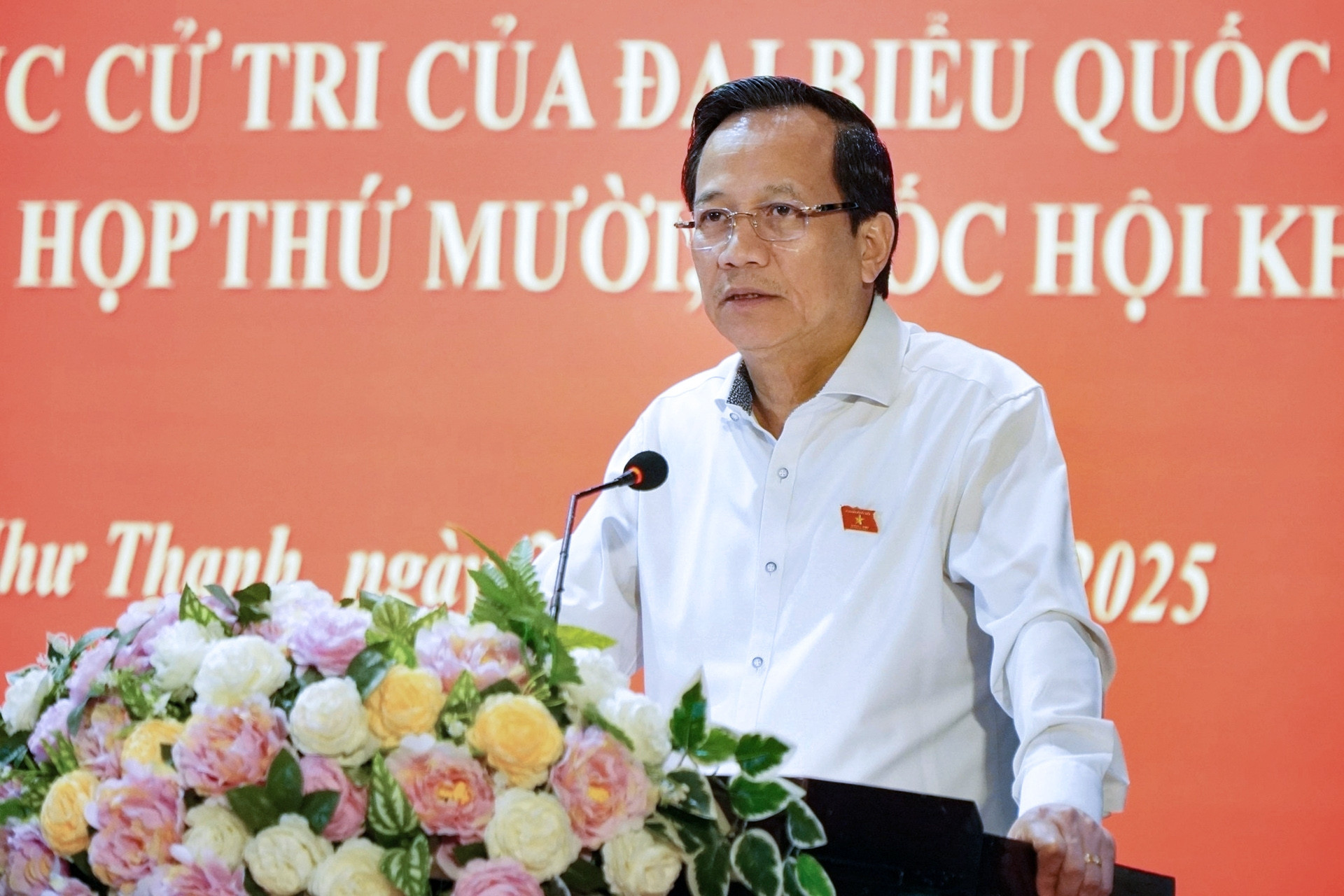 Bộ trưởng Đào Ngọc Dung lắng nghe ý kiến của cử tri trước kỳ họp Quốc hội