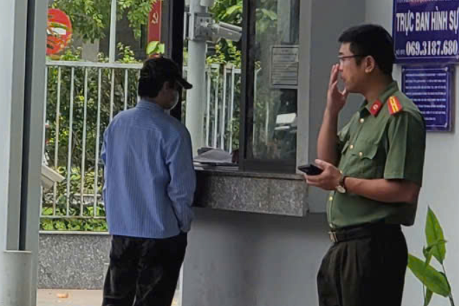 Ca sĩ Khánh Phương đến làm việc tại Công an TPHCM