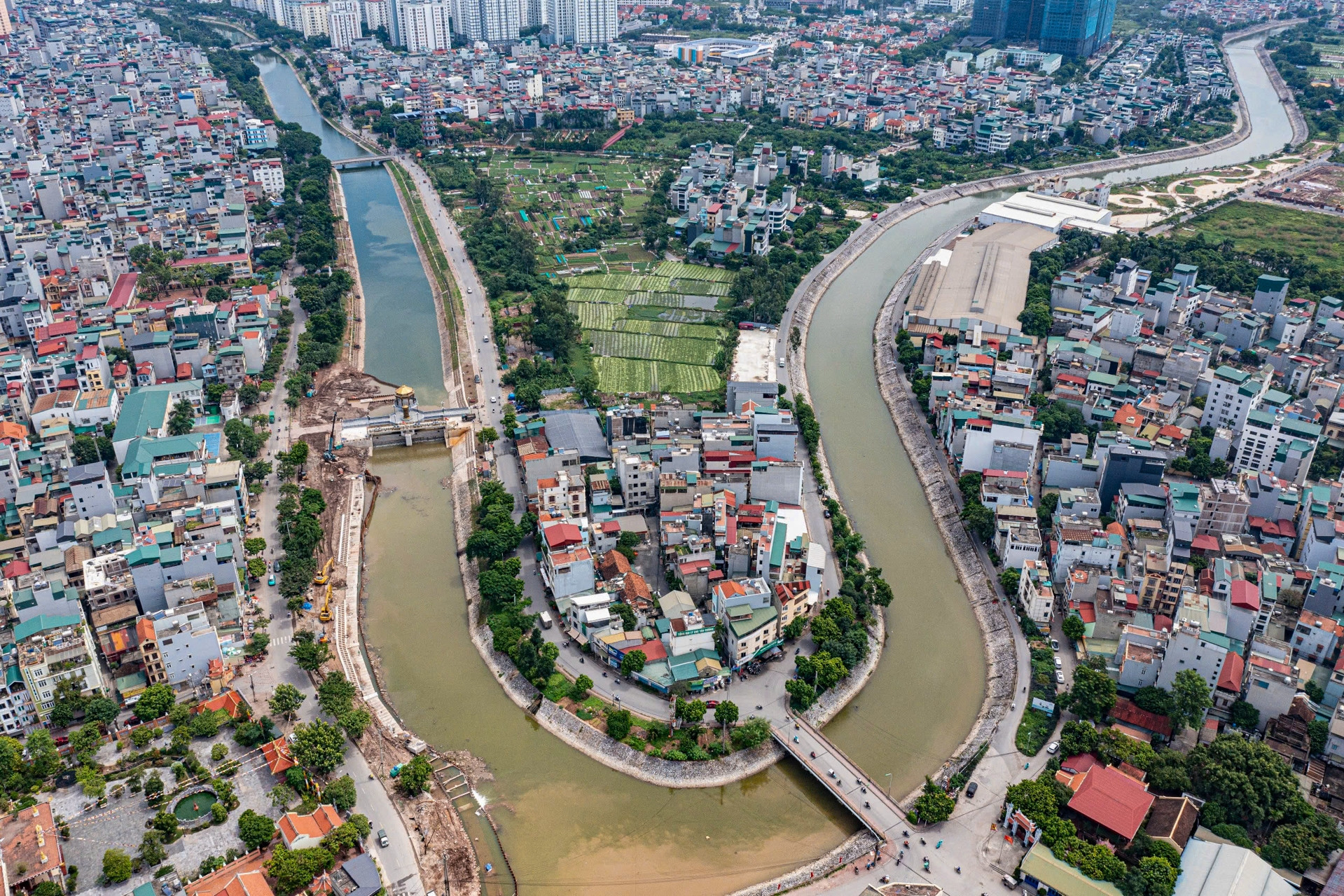 Cận cảnh sông Tô Lịch 'lột xác' sau khi bổ cập nguồn nước thứ hai