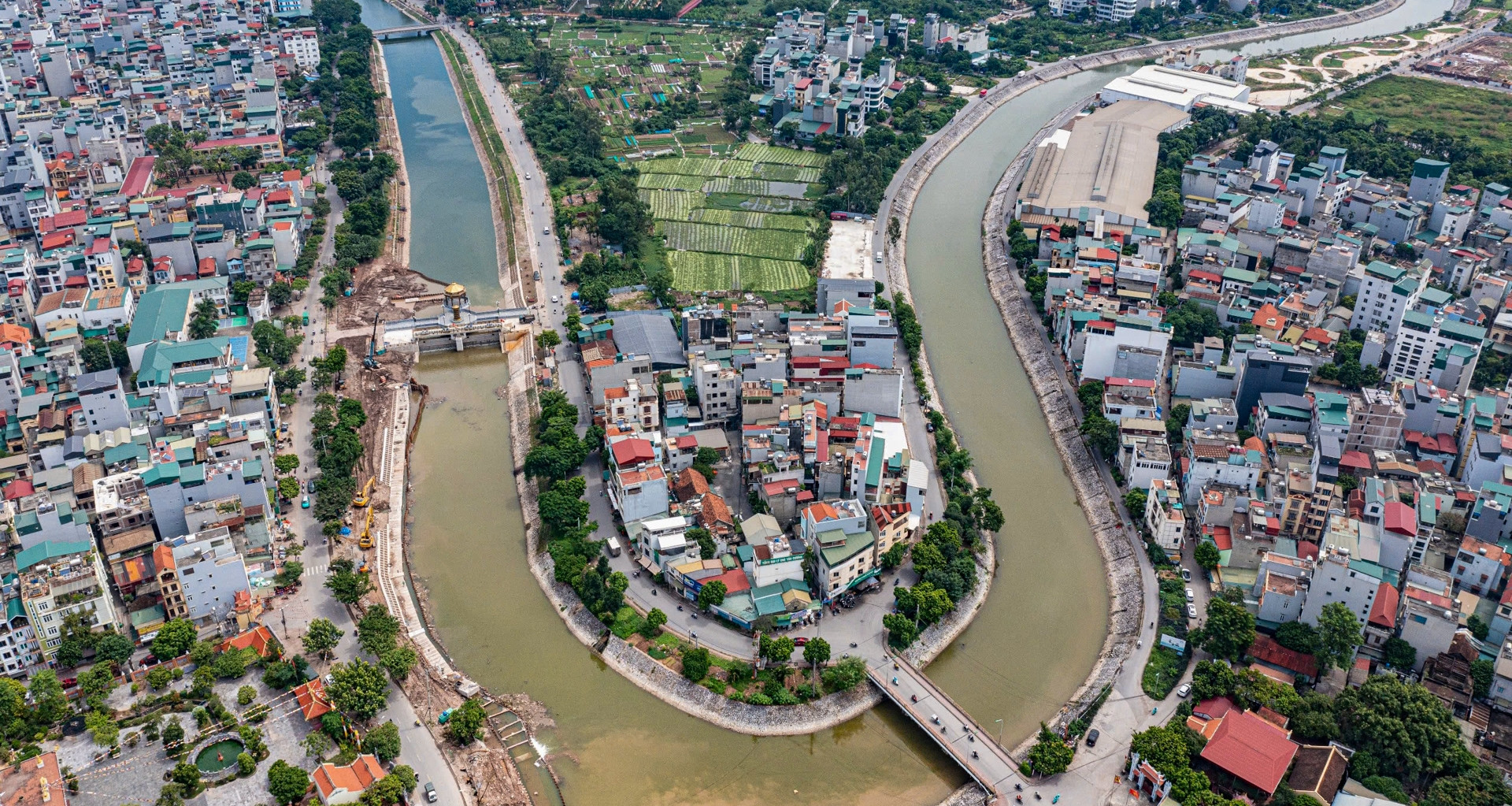 Cận cảnh sông Tô Lịch &amp;apos;lột xác&amp;apos; sau khi bổ cập nguồn nước thứ hai