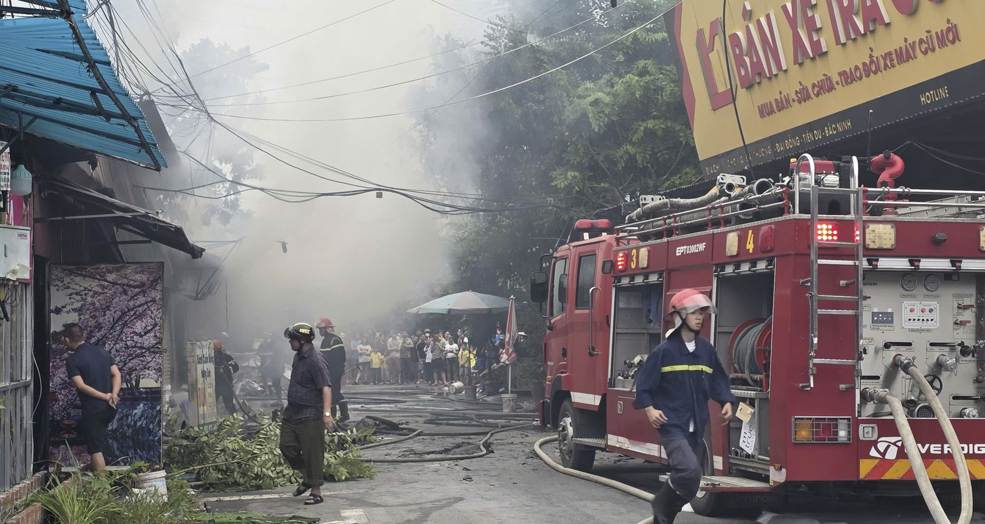 Cảnh sát phá cửa ki-ốt khống chế đám cháy lớn ở Bắc Ninh