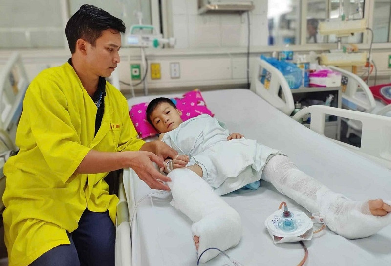 Cậu bé 7 tuổi dân tộc Dao nguy cơ mất chân vì thiếu tiền phẫu thuật