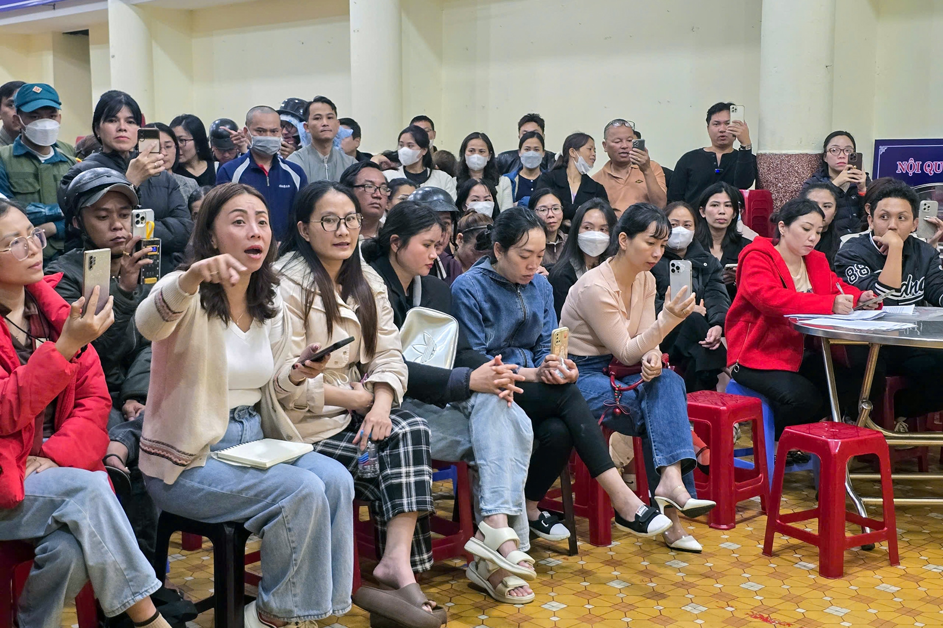 Hiệu trưởng trường tiểu học thừa nhận thực phẩm kém chất lượng đã vào bếp ăn