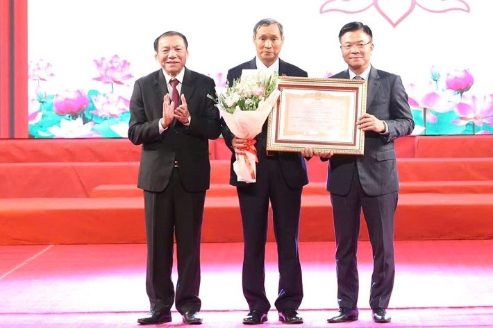 HLV Mai Đức Chung nhận danh hiệu Anh hùng Lao động