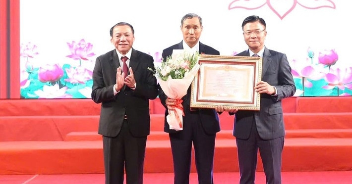 HLV Mai Đức Chung nhận danh hiệu Anh hùng Lao động