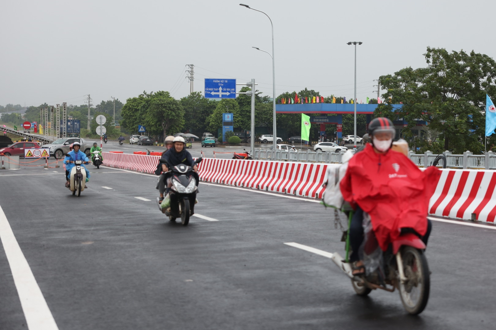Người dân háo hức được đi qua cầu Phong Châu mới