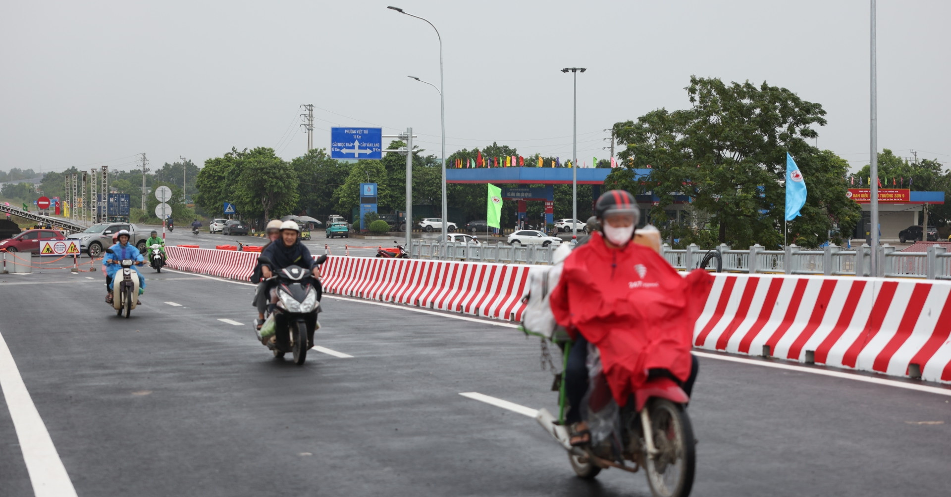 Người dân háo hức được đi qua cầu Phong Châu mới
