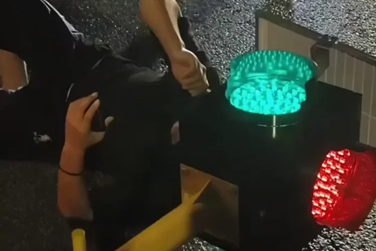 Người đàn ông bị kẹt đầu trong cột đèn 40 phút, vẫn thản nhiên lướt điện thoại