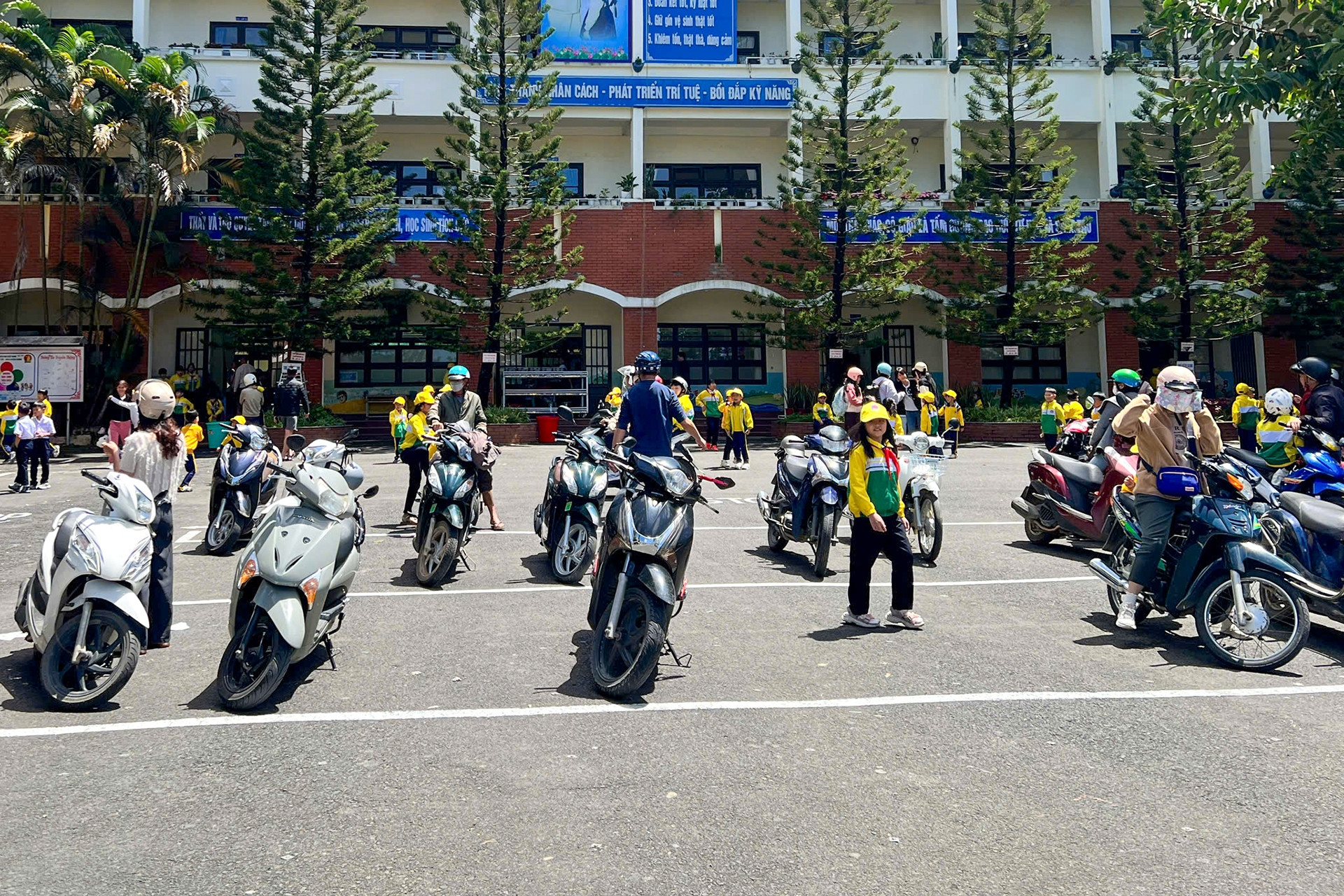 Sau vụ tố thực phẩm kém chất lượng, Trường tiểu học bất ngờ tạm dừng bữa ăn bán trú