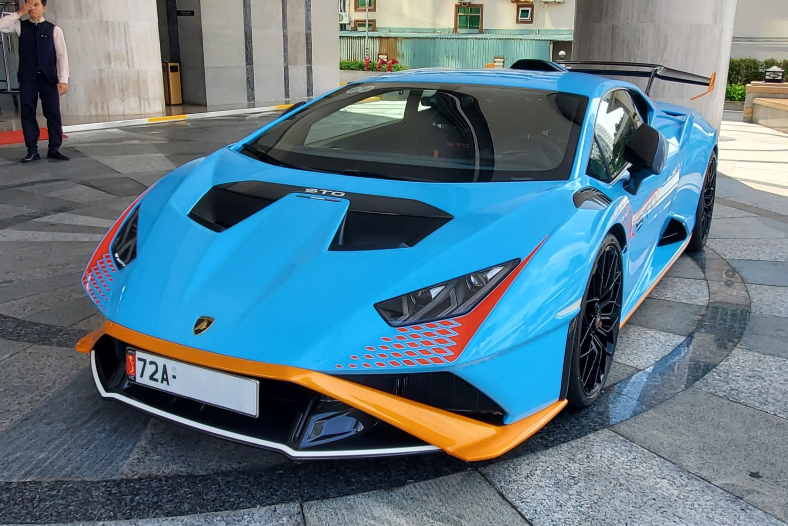 Siêu xe Lamborghini giá 35 tỷ của đại gia Vũng Tàu tái xuất trên đường phố