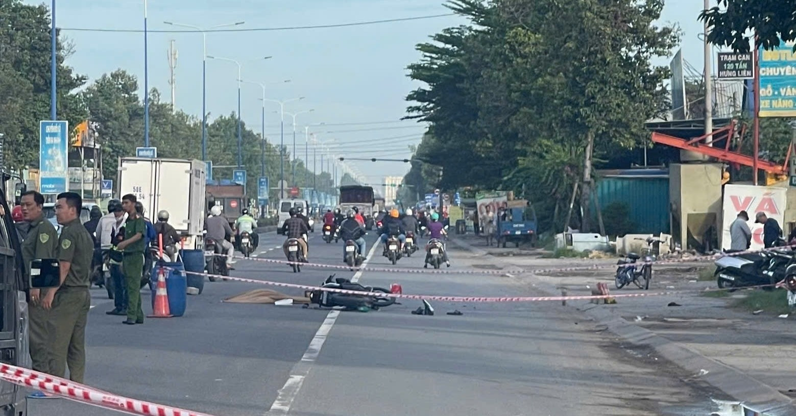 Thi thể người đàn ông không nguyên vẹn nằm giữa đường ở TPHCM