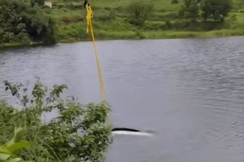 Xe sang Range Rover mới mua 3 tháng gặp nạn lao thẳng xuống hồ sâu