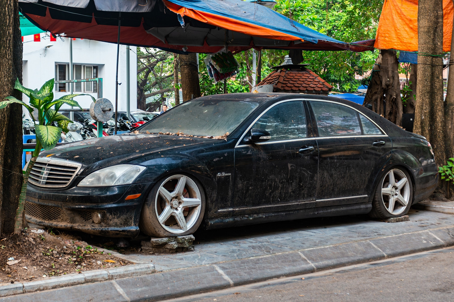 Bỏ hoang 9 năm trên vỉa hè Hà Nội, xe sang Mercedes-AMG S63 7 tỷ đang ra sao?