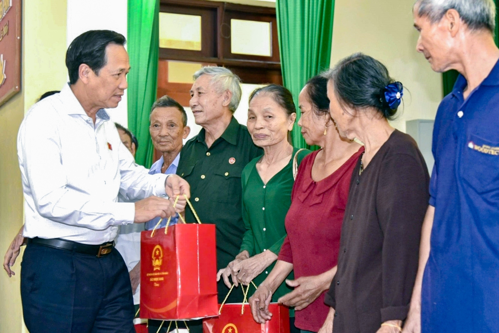 Bộ trưởng Đào Ngọc Dung trao quà cho người có uy tín, hộ nghèo ở Thanh Hóa