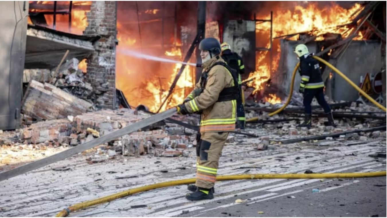 Cháy sau vụ tấn công của Nga. Ảnh: Pravda