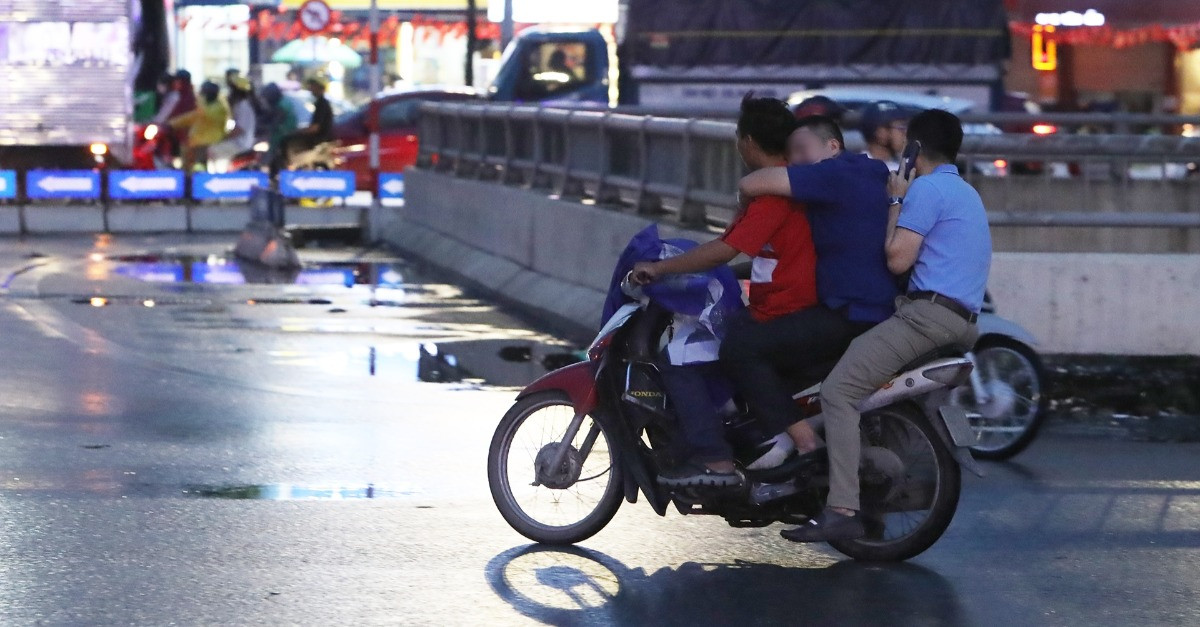 Người Hà Nội đi xe máy ngang nhiên phạm luật ở nơi chưa lắp camera AI