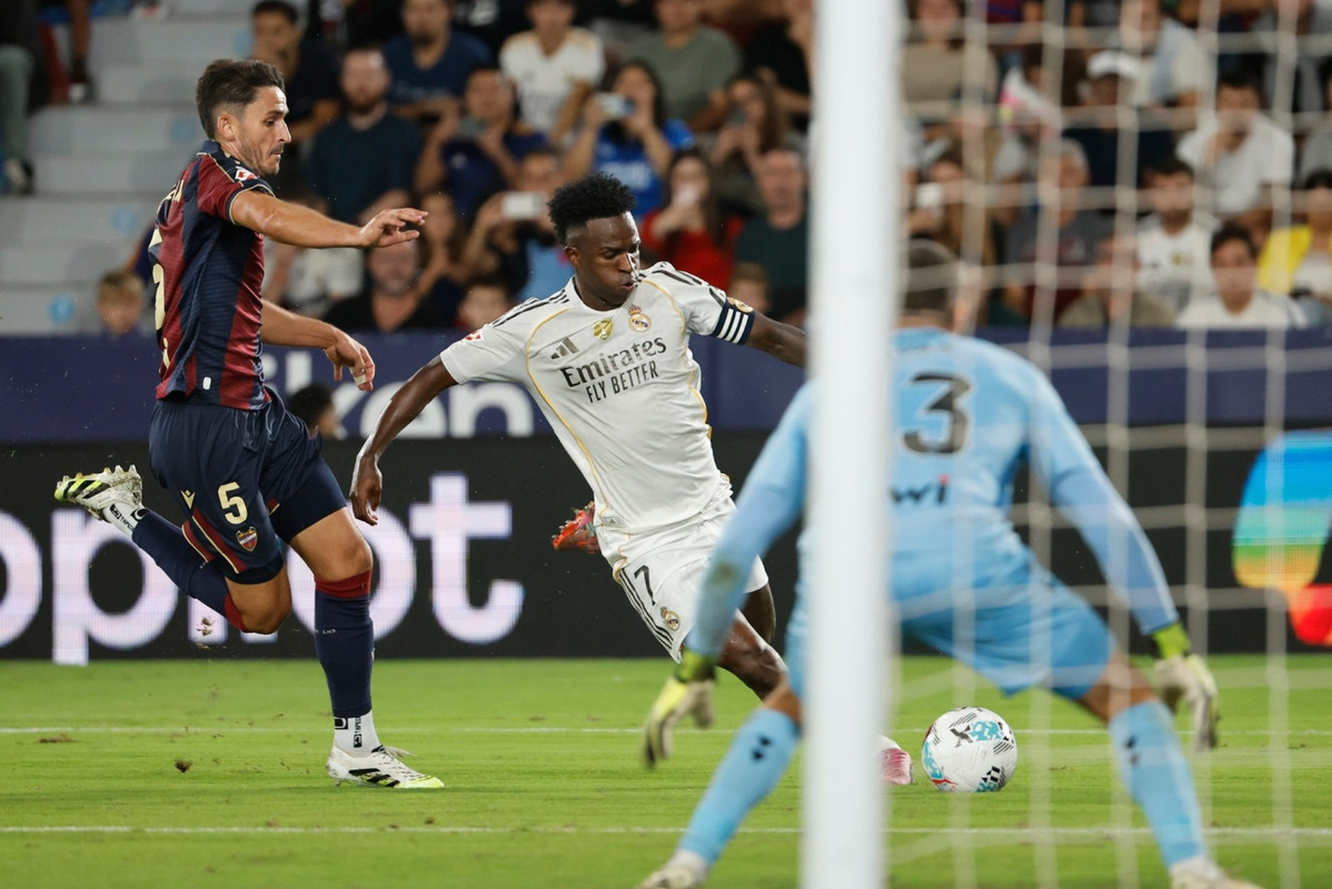 EFE - Vinicius Levante Real Madrid.jpg