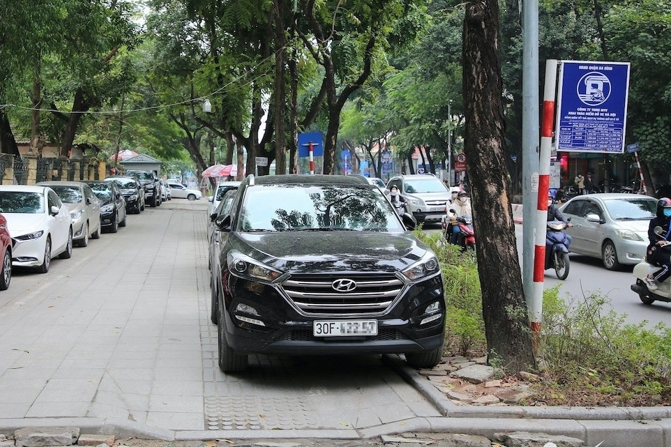 Hai trường hợp tài xế có thể đỗ ô tô trên vỉa hè mà không sợ bị CSGT ‘tuýt còi’