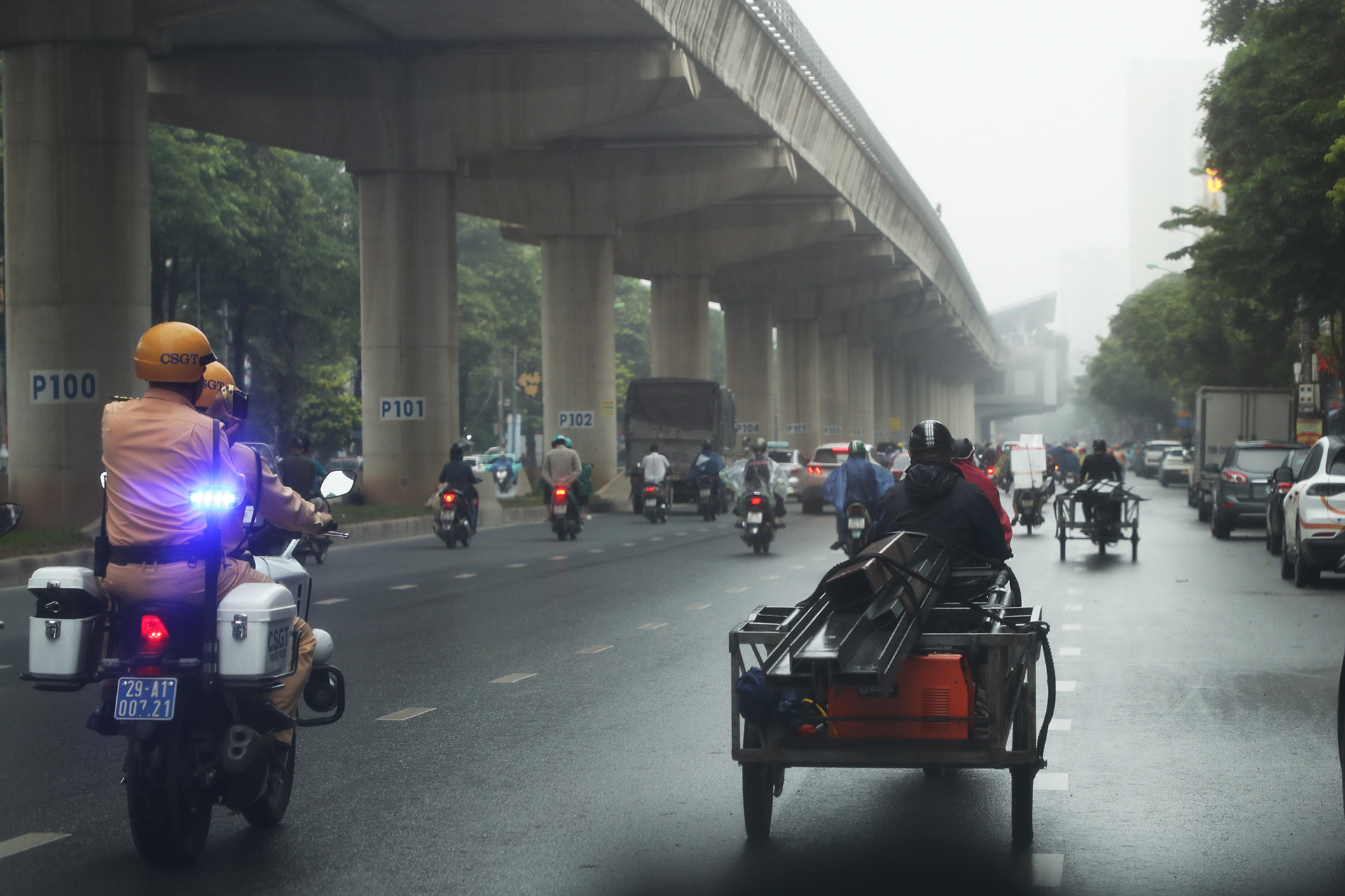 Cảnh sát đi mô tô tuần tra, ngăn chặn vi phạm mà camera AI 'chịu thua'
