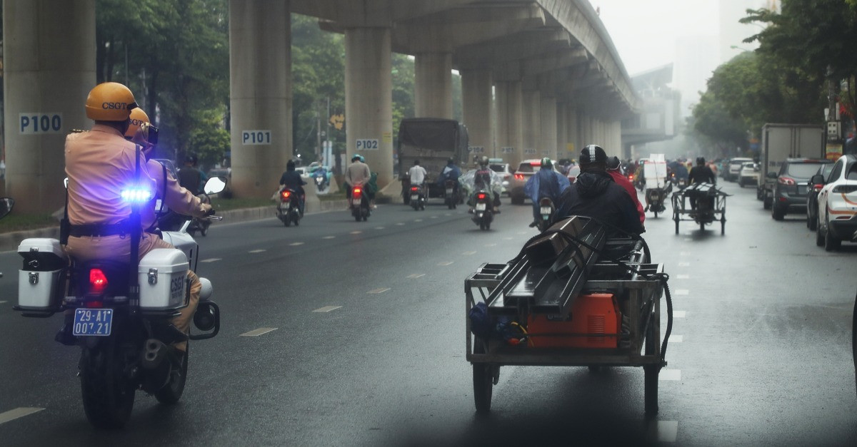 Cảnh sát đi mô tô tuần tra, ngăn chặn vi phạm mà camera AI &amp;apos;chịu thua&amp;apos;