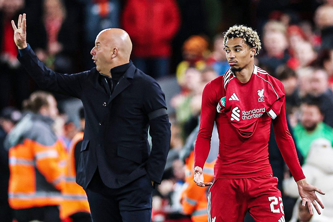 Liverpool phạt nặng Hugo Ekitike vì thẻ đỏ 'ngu ngốc'