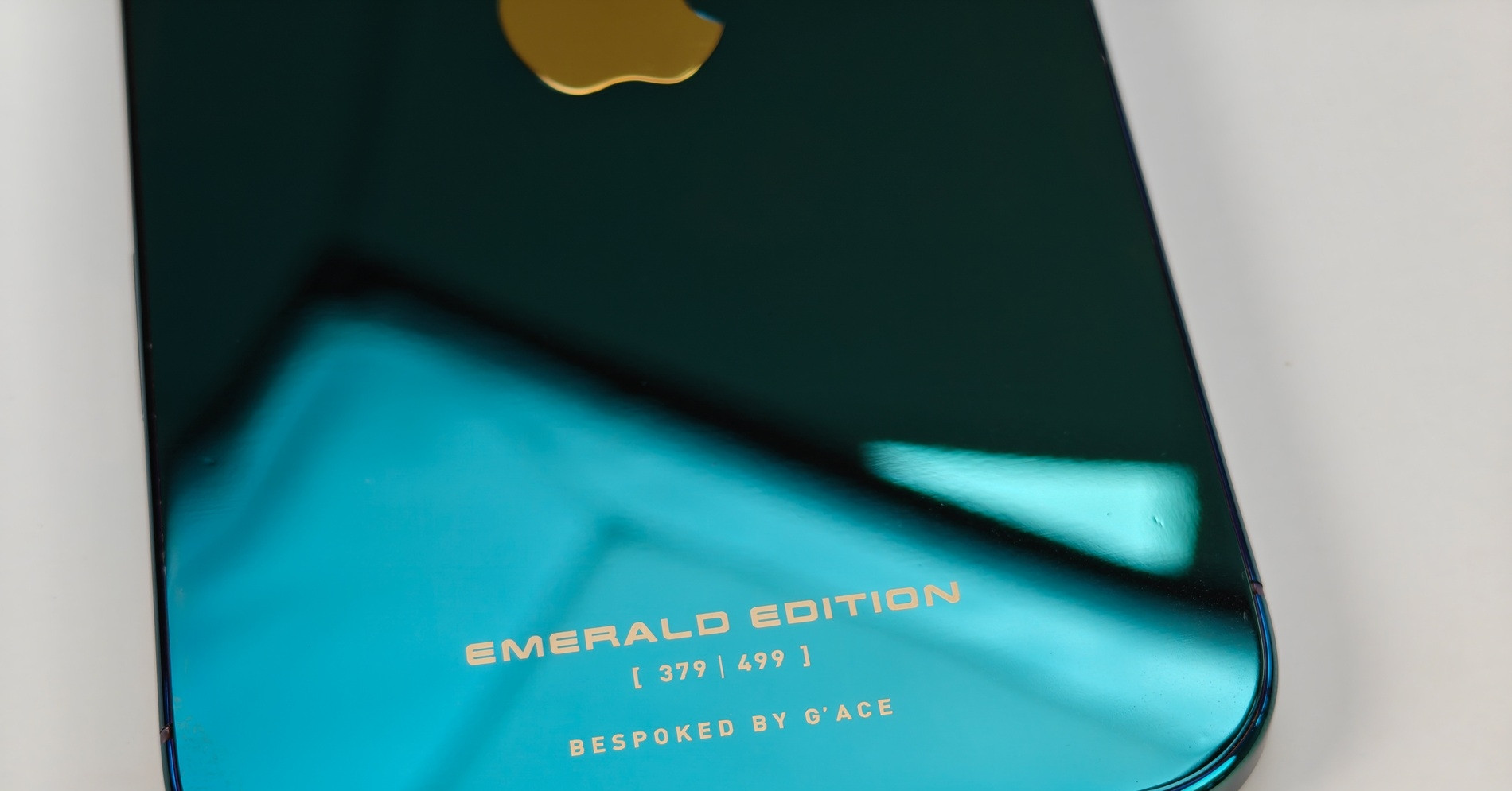 iPhone Air Aurora Emerald mạ vàng 24K ra mắt tại Việt Nam, giá gần 200 triệu